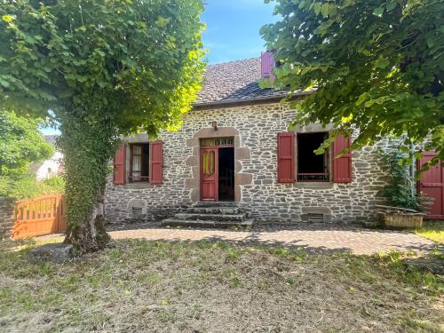 Maison Auvergnate à côté de Salers - 4 chambres - parking, garage - jardin - salle de jeux gîte à louer Fontenilles
