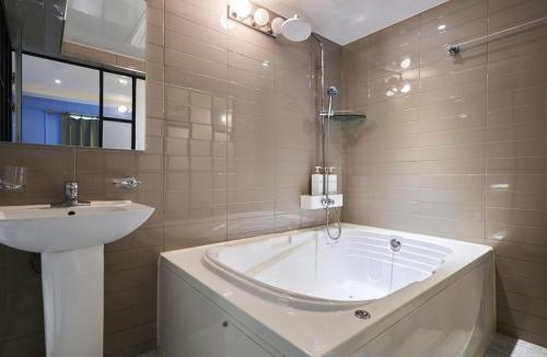 room detail thumbnail 2