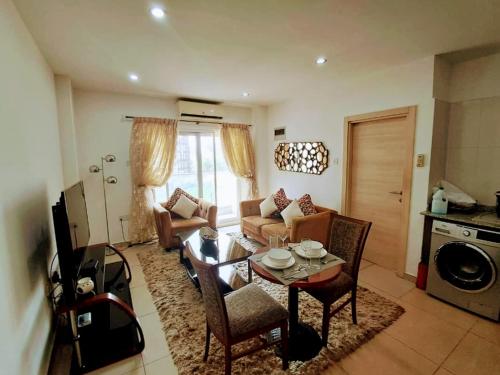 Chic 1BR Apt with Pool, High-speed Internet at The Gallery, 10 mins from Airport, 5mins from Major Restaurants and Malls, Accra (foto 2)