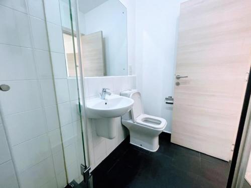 Chic 1BR Apt with Pool, High-speed Internet at The Gallery, 10 mins from Airport, 5mins from Major Restaurants and Malls, Accra (foto 10)