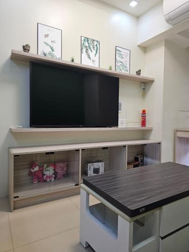 Pet friendly Condo in Timog with Balcony City view Pet friendly Condo in Timog with Balcony City view