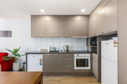 City Getaway 1BR Apt w Pool & Gym I Zodiak Stays, Окленд (фото 2)