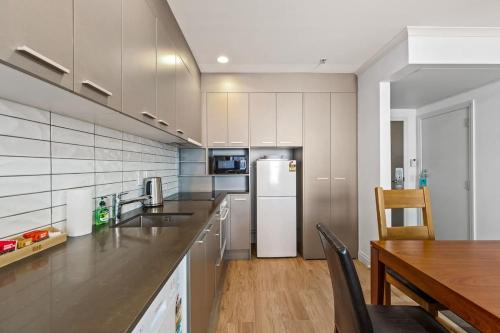 City Getaway 1BR Apt w Pool & Gym I Zodiak Stays, Окленд (фото 6)