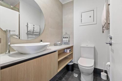 City Getaway 1BR Apt w Pool & Gym I Zodiak Stays, Окленд (фото 9)