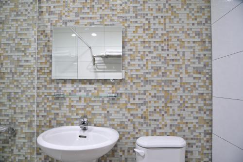 Standard Twin Room image 1
