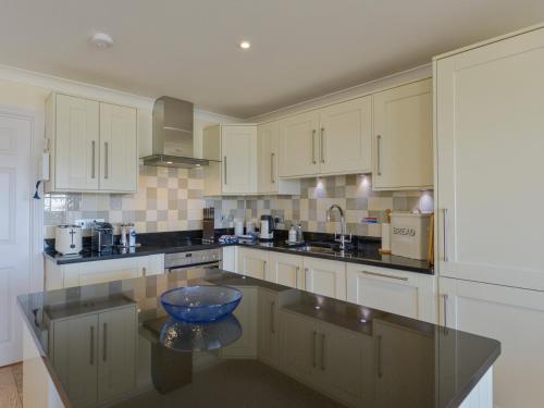 12 Burgh Island Causeway - image 7