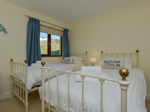 12 Burgh Island Causeway - image 14