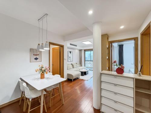 Tyms 2BR Apt TianshanRD Near CESIS Line2, Šanghaj