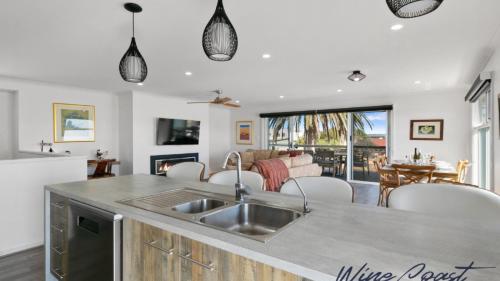 Vybavení, Coastal Palm House By Wine Coast Holiday Rentals in Poloostrov Fleurieu