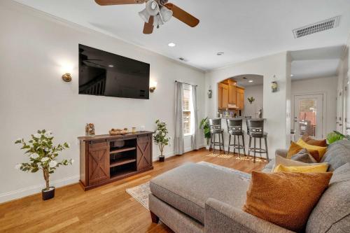 Cozy 2B Townhouse - King Bed in Concord, USA
