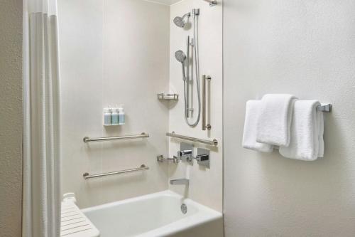 Queen Suite with Sofa Bed and Tub - Mobility Accessible