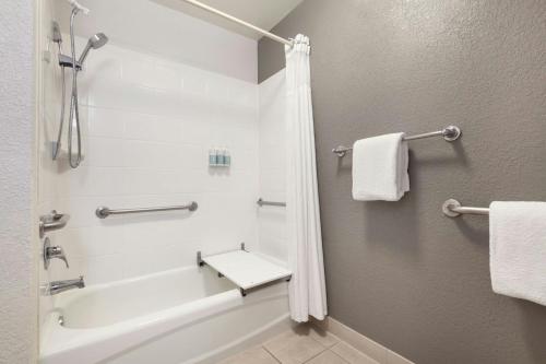 Courtyard by Marriott Maui Kahului Airport - image 10