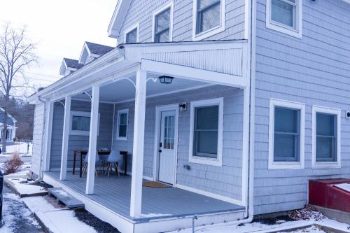 Modern Luxury Home With Fireplace & Game-Room Modern Luxury Home With Fireplace & Game-Room