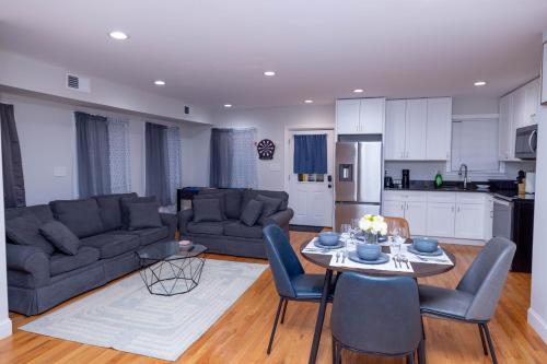 Modern Luxury Home With Fireplace & Game-Room in Brockton