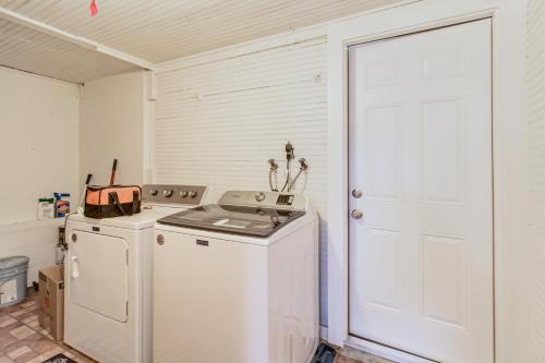 Cozy Cute Bungalow Steps from Swan Lake Morton in Lakeland, USA