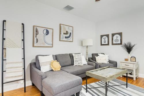 Cozy Cute Bungalow Steps from Swan Lake Morton in Lakeland, USA
