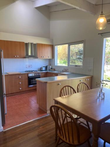 Konyha, Escape to the Hills- Charming home with city views & close to the to the 1000 steps in Ferntree Gully