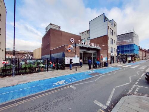 3BR Home Sleeps 6 With Free Parking Near Tower Bridge By Manifest Property Group Short Term Rental - image 5