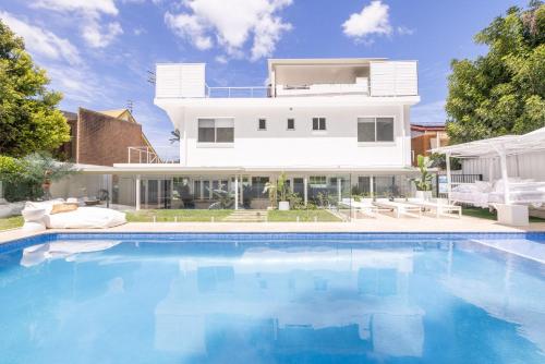Cloud Nine, 18 Wynne Cres - heated pool, waterviews, beach, Corlette (foto 2)