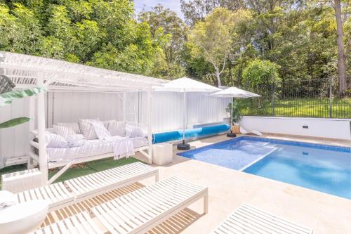Cloud Nine, 18 Wynne Cres - heated pool, waterviews, beach