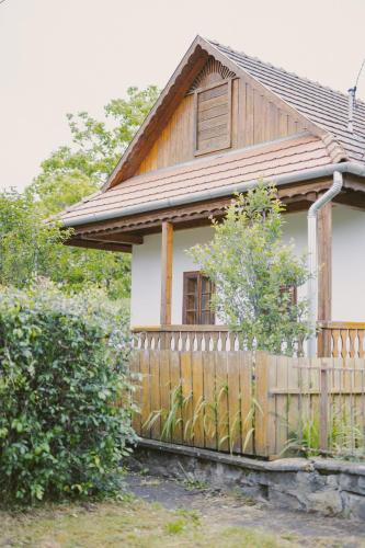 Viesnīcas āriene, Béke Vendégház (Beke Vendeghaz) in Holloko