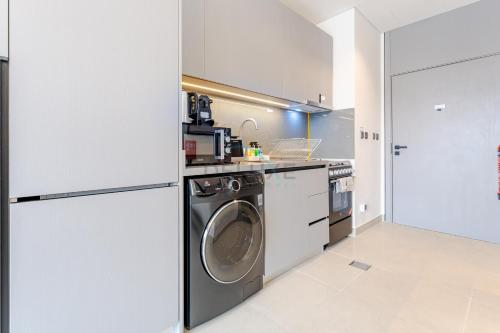 Community Views Studio Near Nad Al Sheba Gardens with Balcony, MAG 980, Mohammad Bin Rashid by Deluxe Holiday Homes, Dubai (foto 4)