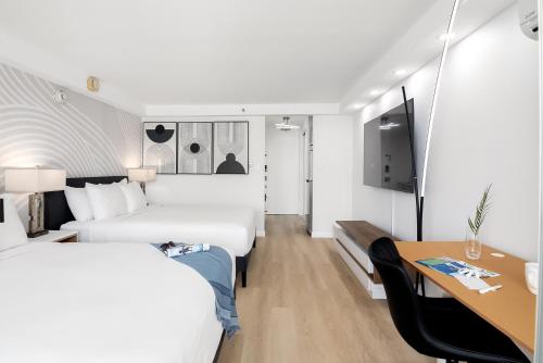 Newly Renovated Studio with Pool & Steps to Waikiki Beach