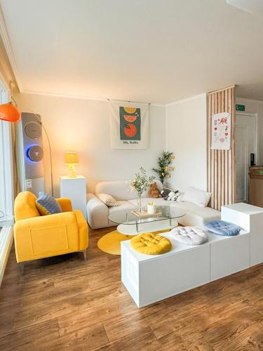 Sans stay, Free Wine, Projector, 3min Station, Сеул