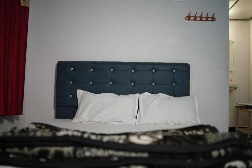 1 queen bed, 1 futon bed