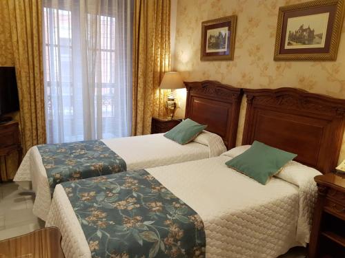 Twin Room image 2