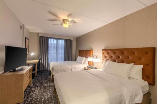 2 queen beds, 1 sofa bed