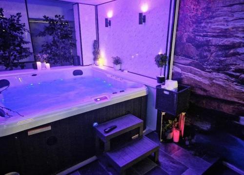 Exotic Jacuzzi Apartment with Balcony and Parking, Birmingham (photo 3)