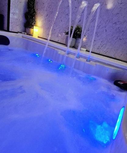 Exotic Jacuzzi Apartment with Balcony and Parking, Birmingham (photo 6)