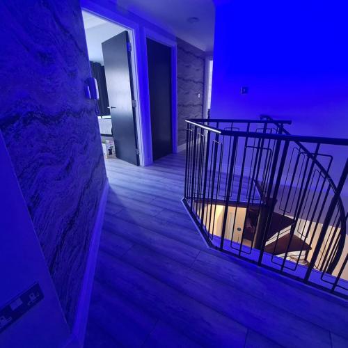 Exotic Jacuzzi Apartment with Balcony and Parking, Birmingham (photo 8)