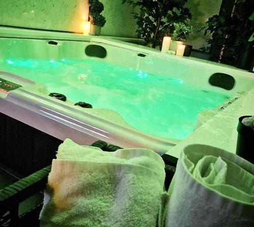 Exotic Jacuzzi Apartment with Balcony and Parking, Birmingham (photo 9)