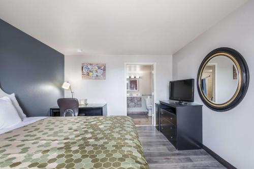 Econo Lodge - image 7