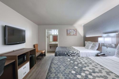 Econo Lodge - image 6