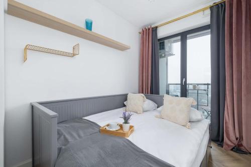 Modern and Bright Apartment with Air Conditioning & Parking by Noclegi Renters