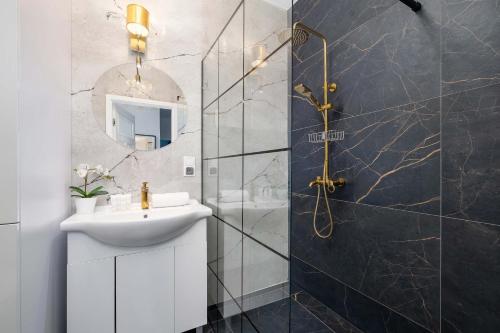 Modern and Bright Apartment with Air Conditioning & Parking by Noclegi Renters