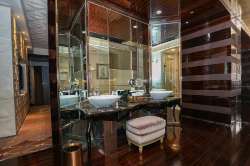 room detail thumbnail 2