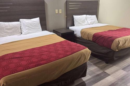 Queen Room with Two Queen Beds, Mobility Access and Roll-In shower, Non-Smoking