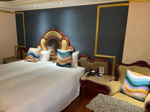 Classic Twin Room image 10