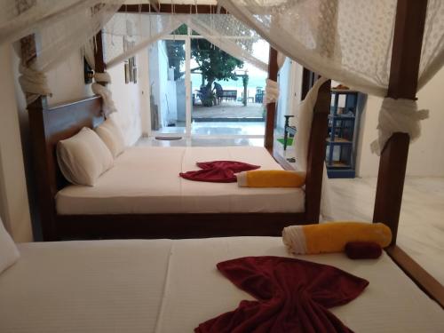 2 queen beds