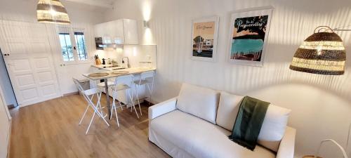 F2 apartment in residence with swimming pool in Cogolin