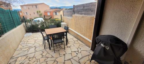 F2 apartment in residence with swimming pool in Cogolin