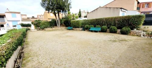 F2 apartment in residence with swimming pool in Cogolin