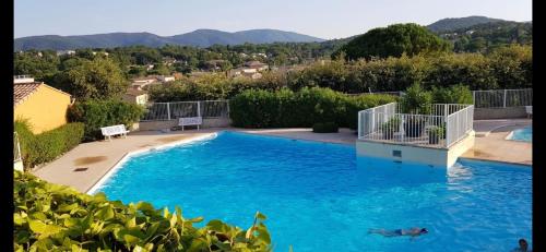 F2 apartment in residence with swimming pool in Cogolin