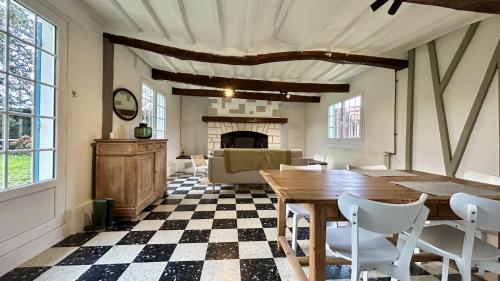 Kitchen, Charmante longere - Havre de paix avec jardin et cheminee in Pende