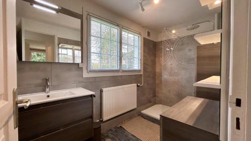 Shower, Charmante longere - Havre de paix avec jardin et cheminee in Pende