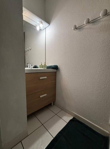 Vannas istaba, Villa Tia - Maisonnette - 2 chb - 2 sdb - CLIM- piscines - bord de lac - in Saint-Saturnin-les-Avignon
